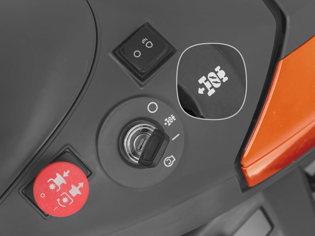 Systém pro jízdu vzad se zapojeným žacím ústrojím se aktivuje klíčkem zapalování. Minimalizuje se tak riziko náhodného použití této funkce.