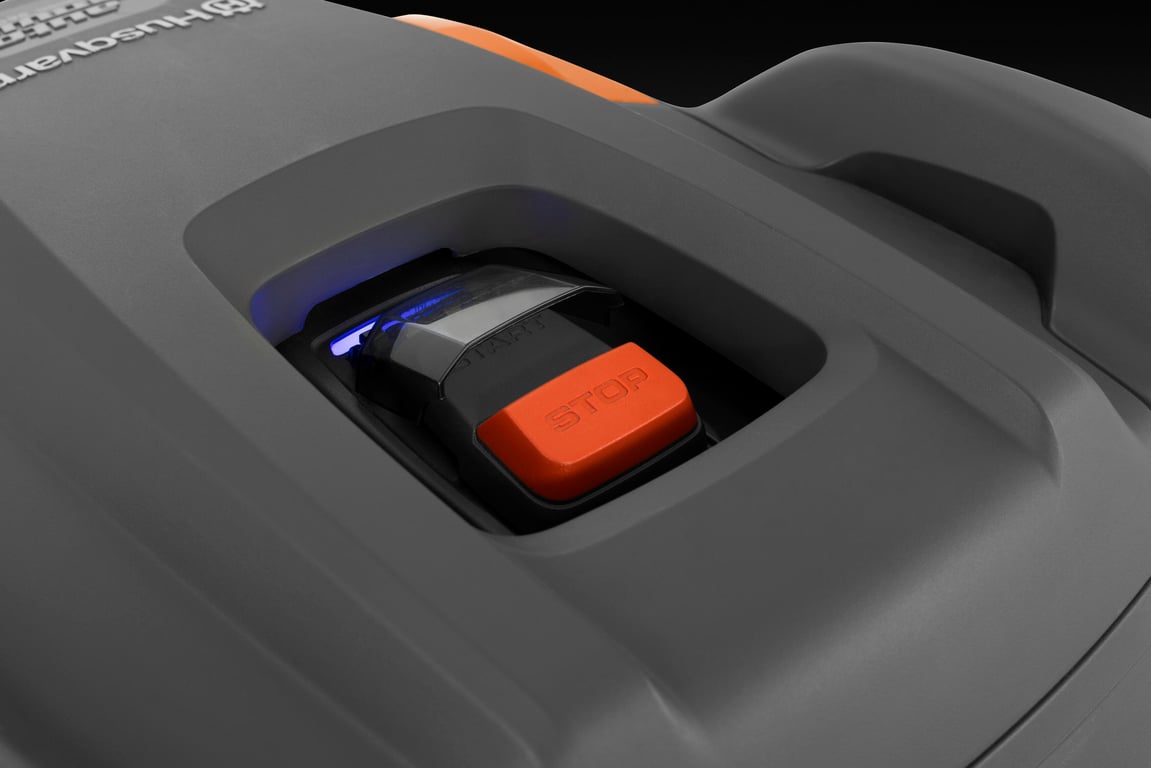 Rozhraní přizpůsobené pro profesionální vzdálenou komunikaci prostřednictvím Fleet Services Husqvarna. Ovládací prvky výrobku; stavová LED indikace a funkce START/STOP.