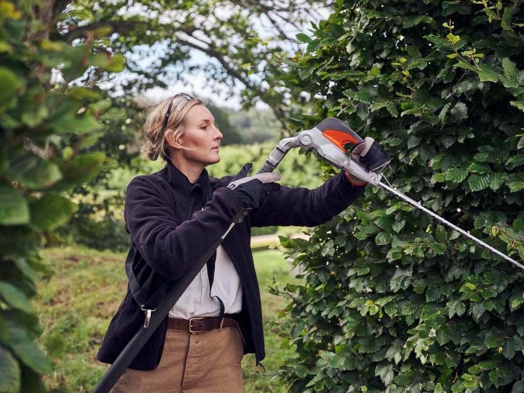 Nastavení úhlu umožňuje stříhání vysokých i nízkých živých plotů..