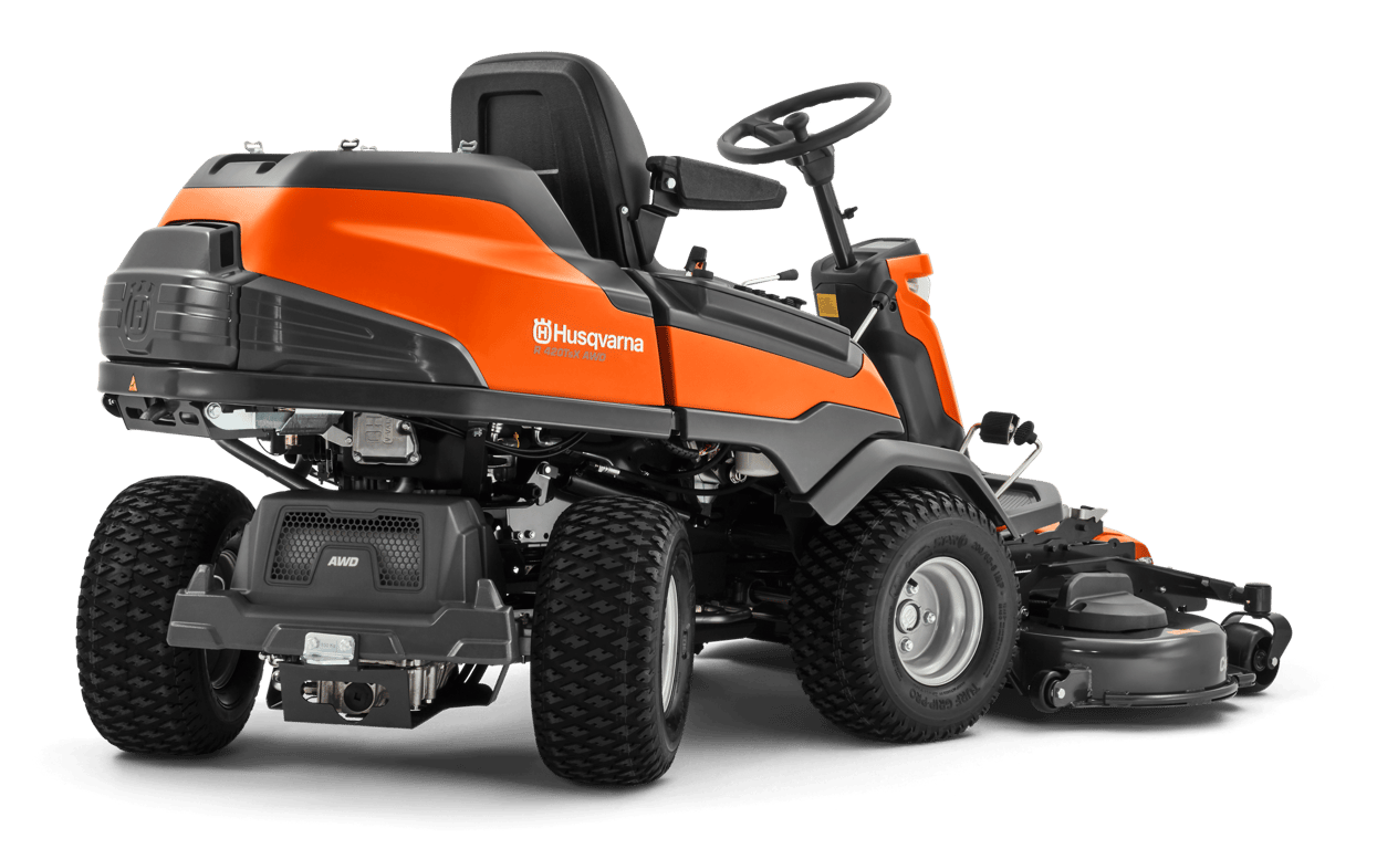 Motor umístěný za řidičem pro lepší výhled na pracovní plochu