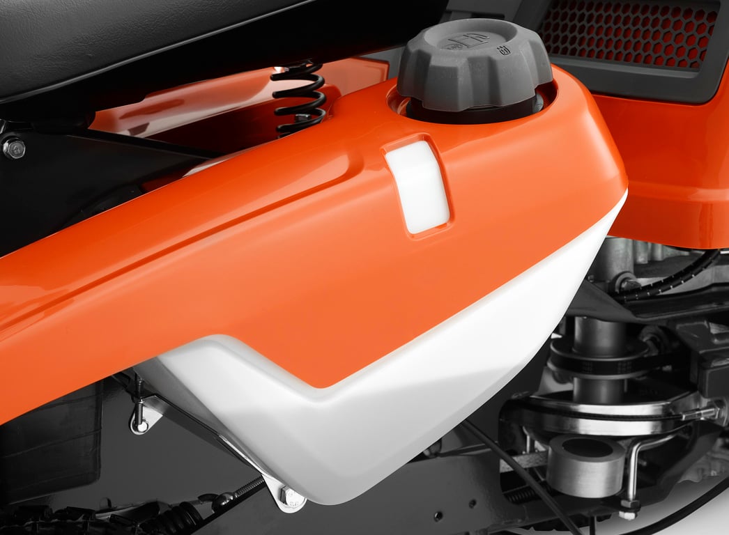 Velká průhledná palivová nádrž umožňuje snadno kontrolovat hladinu paliva a podle toho plánovat práci.