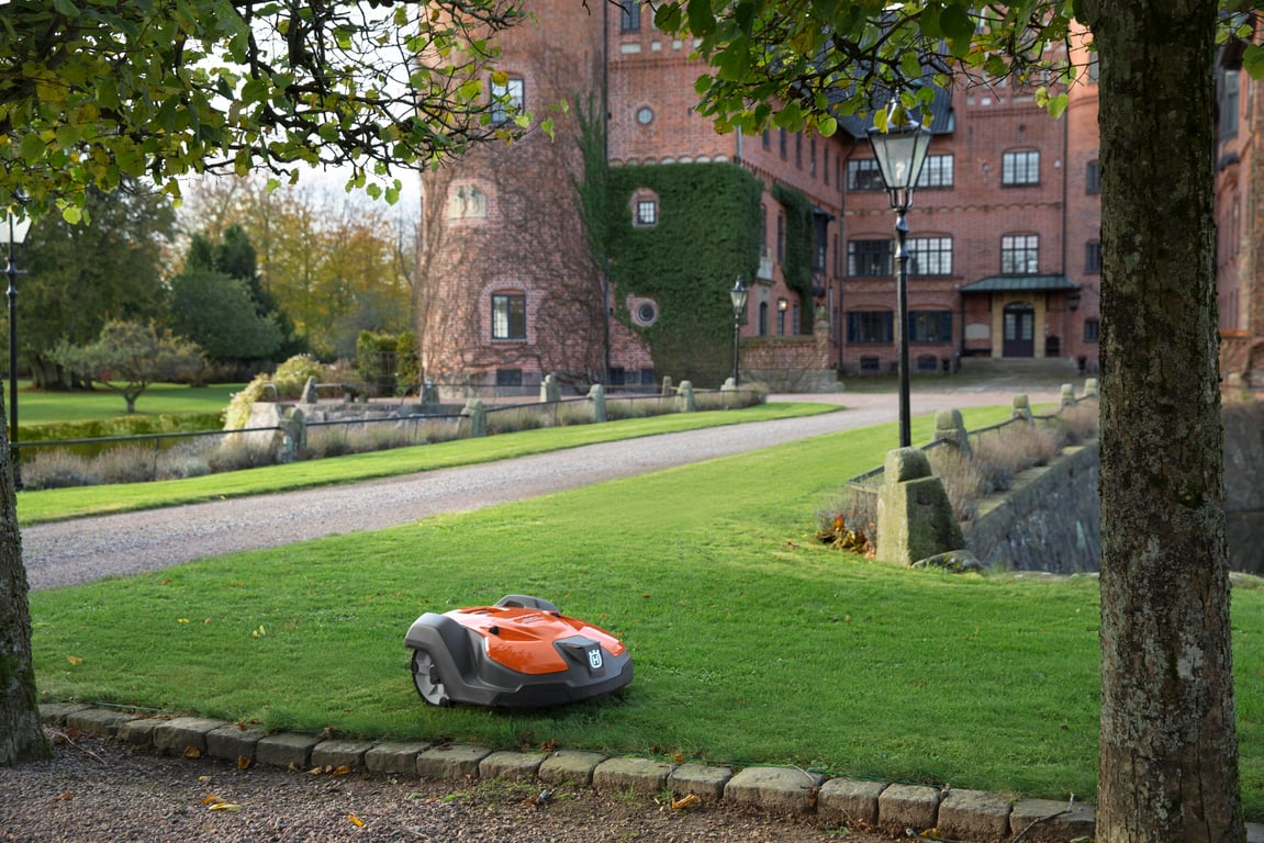 Automaticky rozpozná úzký průchod a projede i tím nejužším.