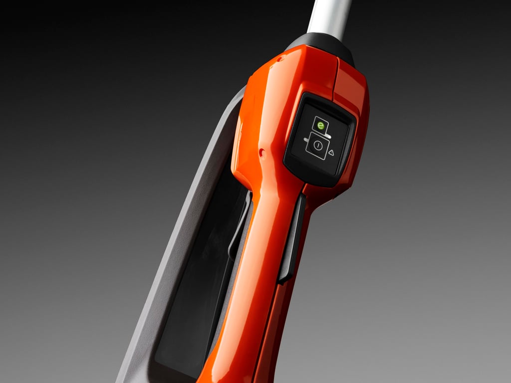 Ergonomicky tvarovaná rukojeť a snadný přístup k ovládacím prvkům.