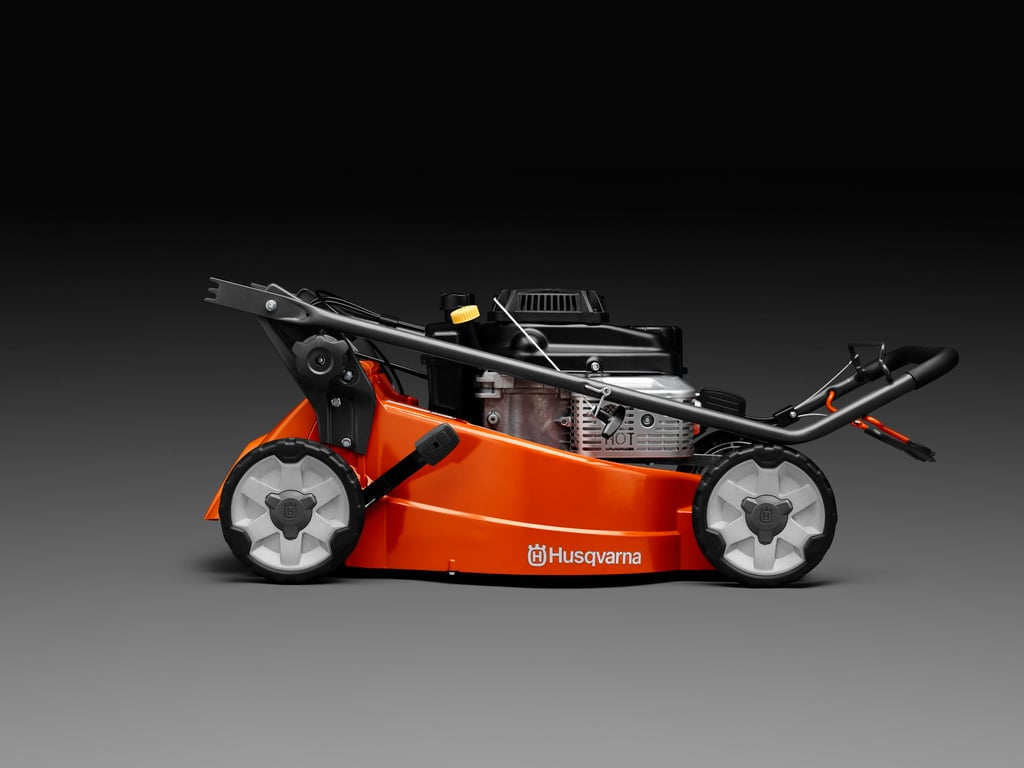 Rukojeť lze snadno sklopit, aby se minimalizoval prostor potřebný pro uskladnění a přepravu.