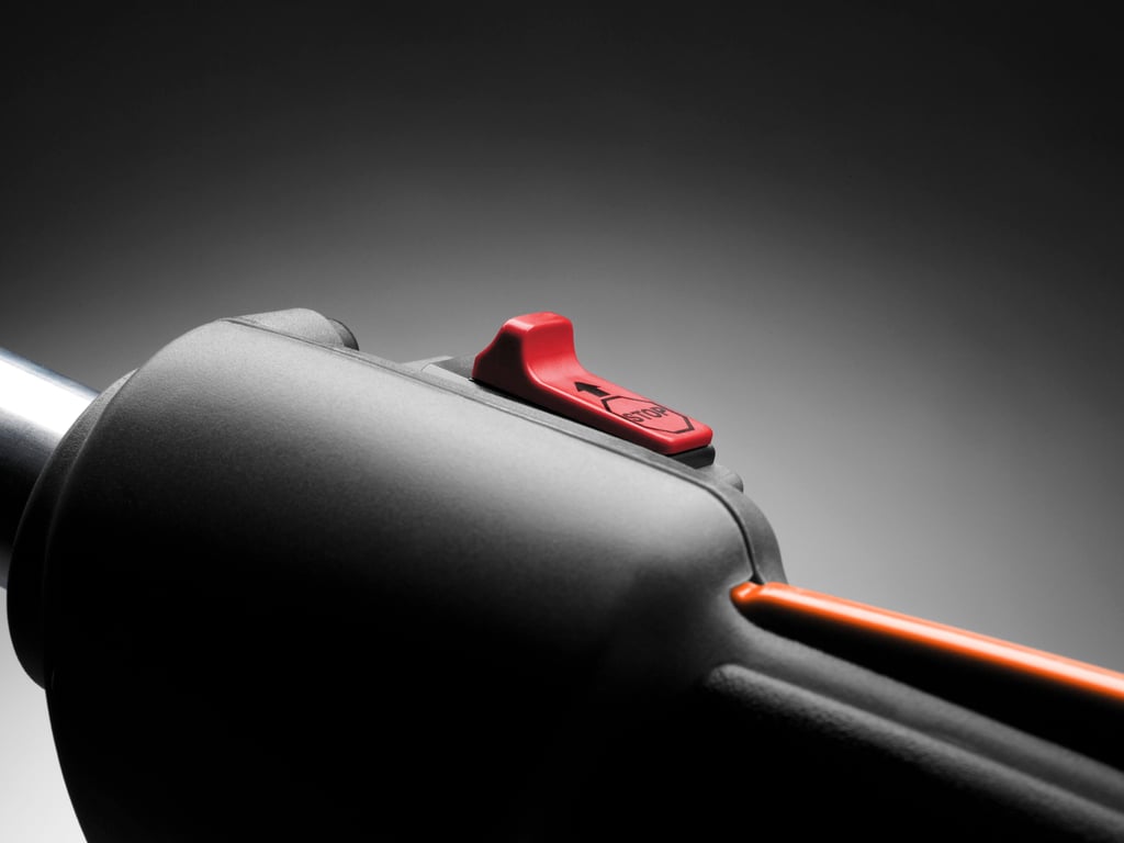 Vypínač se po použití automaticky nastaví do polohy ZAPNUTO pro usnadnění dalšího spuštění.