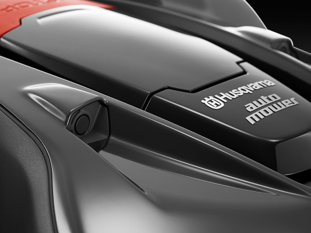 Vestavěné senzory zabraňují vážným kolizím sekačky s okolními objekty.