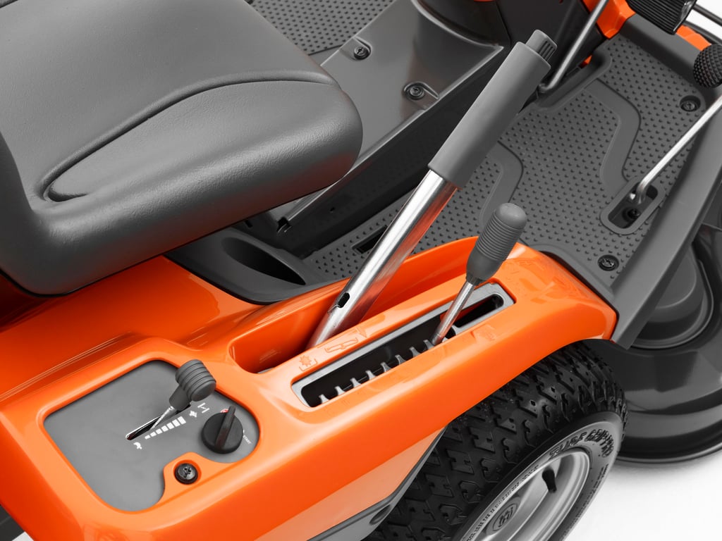 Páčka pro nastavení výšky sečení je snadno dosažitelná ze sedadla řidiče, takže umožňuje měnit výšku sečení během provozu.