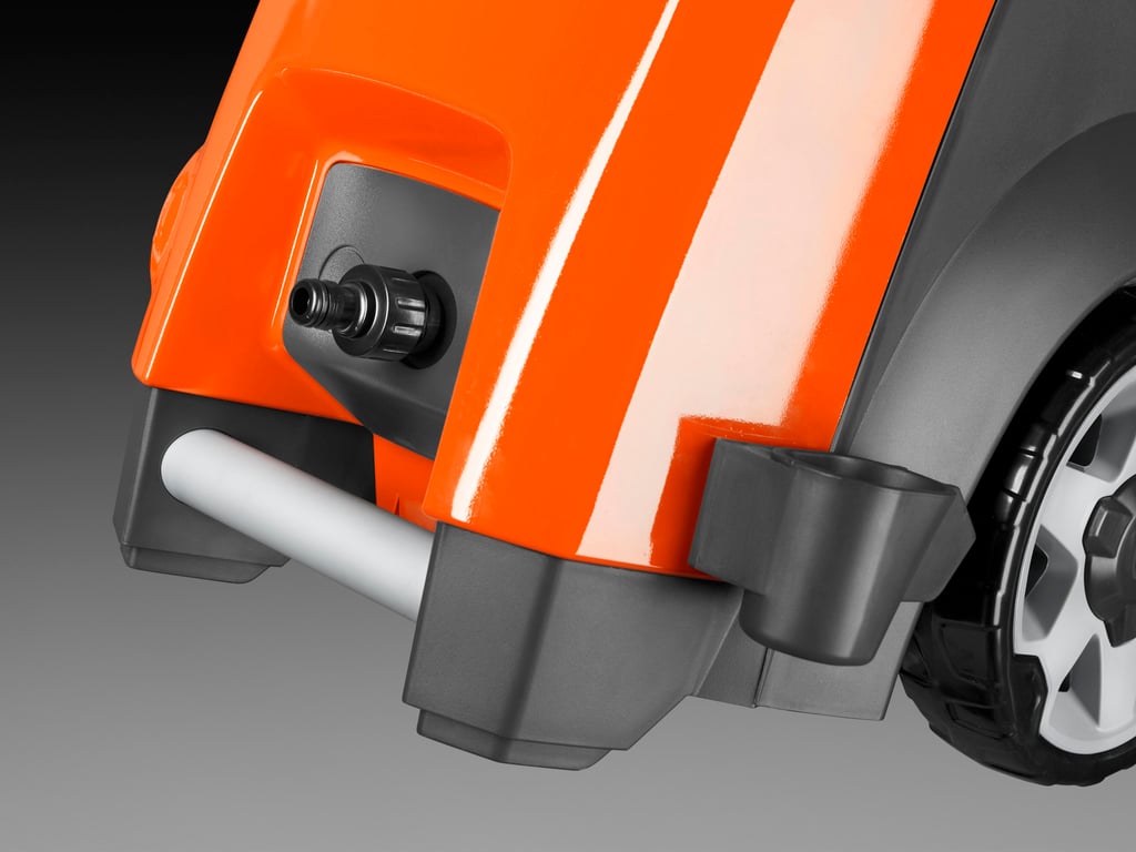 Pohodlné hliníkové madlo pro přenášení zjednodušuje přemisťování a přepravu stroje.