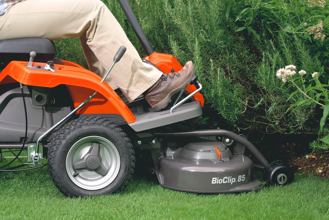 Vpředu zavěšené žací ústrojí pro vynikající přístup do rohů a pod keře, lavičky v parku apod.