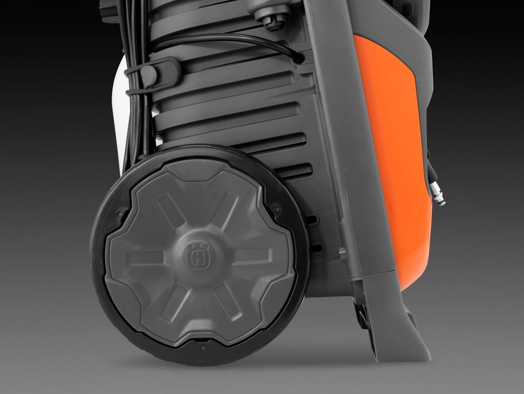 Spolehlivá jízda a trakce na nerovném terénu díky velkým kolům s měkkým povrchem na kovové nápravě.