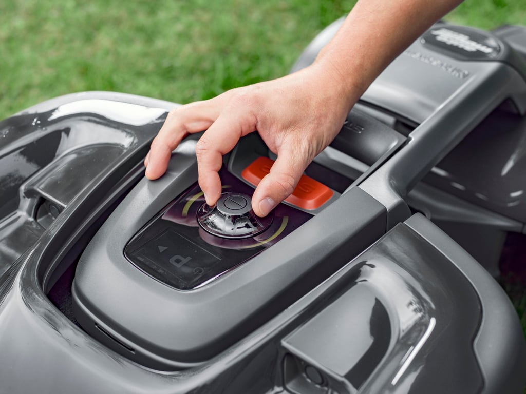 Rozhraní Automower® Access zajišťuje plynulou interakci s uživatelem pomocí barevného displeje s vysokým rozlišením, ovládacího kolečka a stavových kontrolek.