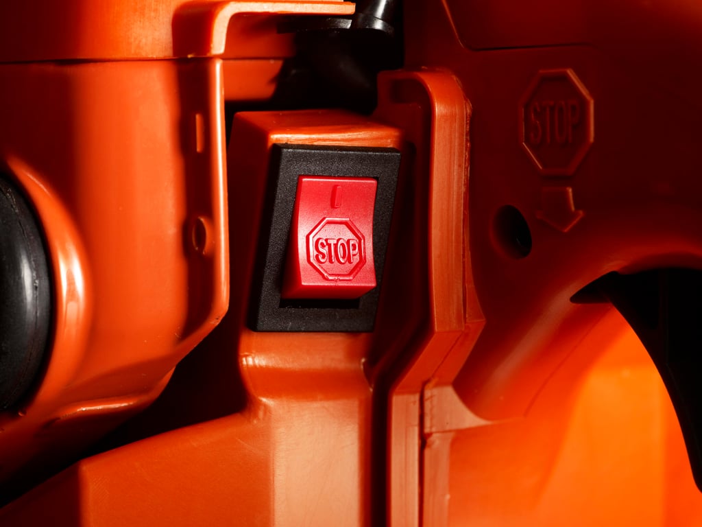 Vypínač se po použití automaticky nastaví do polohy ZAPNUTO pro usnadnění dalšího spuštění.