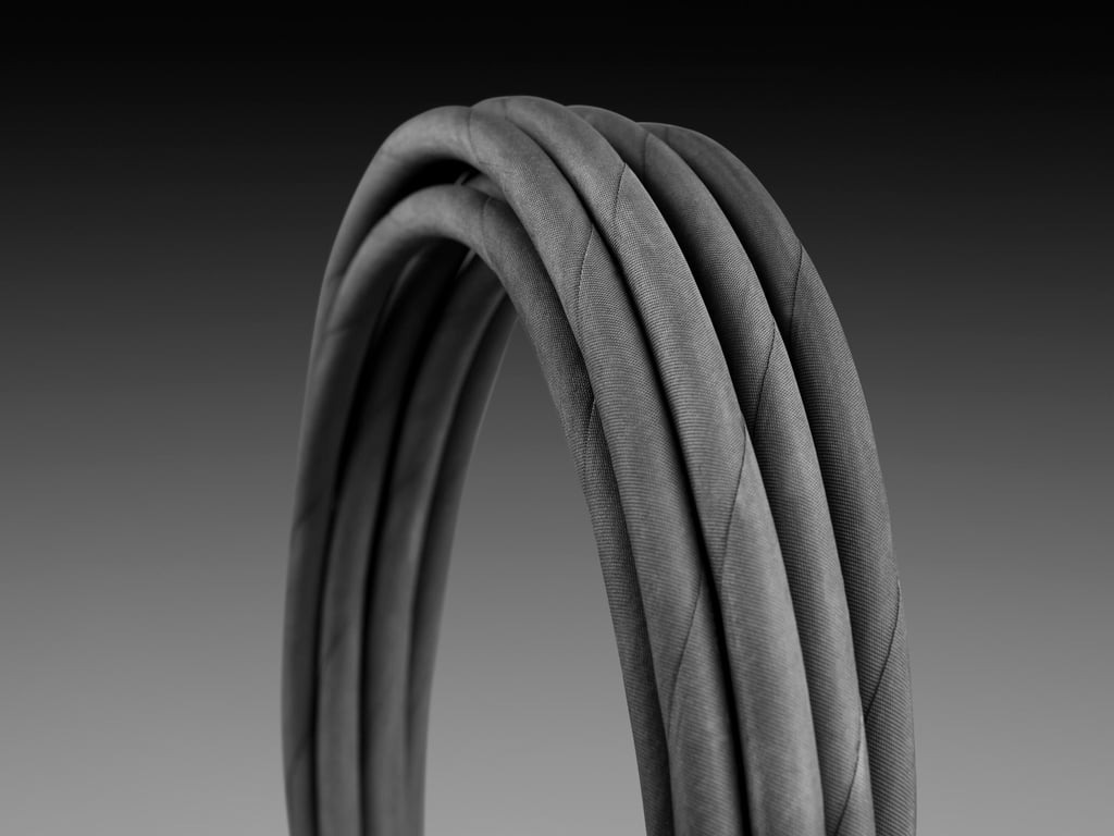 Hadice je vyztužena ocelí pro větší odolnost, snadnou manipulaci a prodloužení životnosti výrobku.