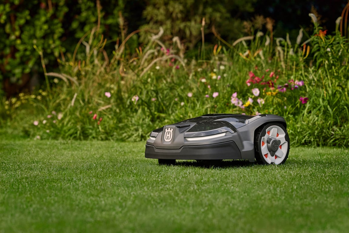 Pomocí aplikace Automower® Connect si můžete na zahradě vytvořit vlastní zónu biodiverzity. V režimu Rewilding Mode zůstane 10 % trávníku neposekaných, čímž zvýšíte biologickou rozmanitost ve vaší zahradě.