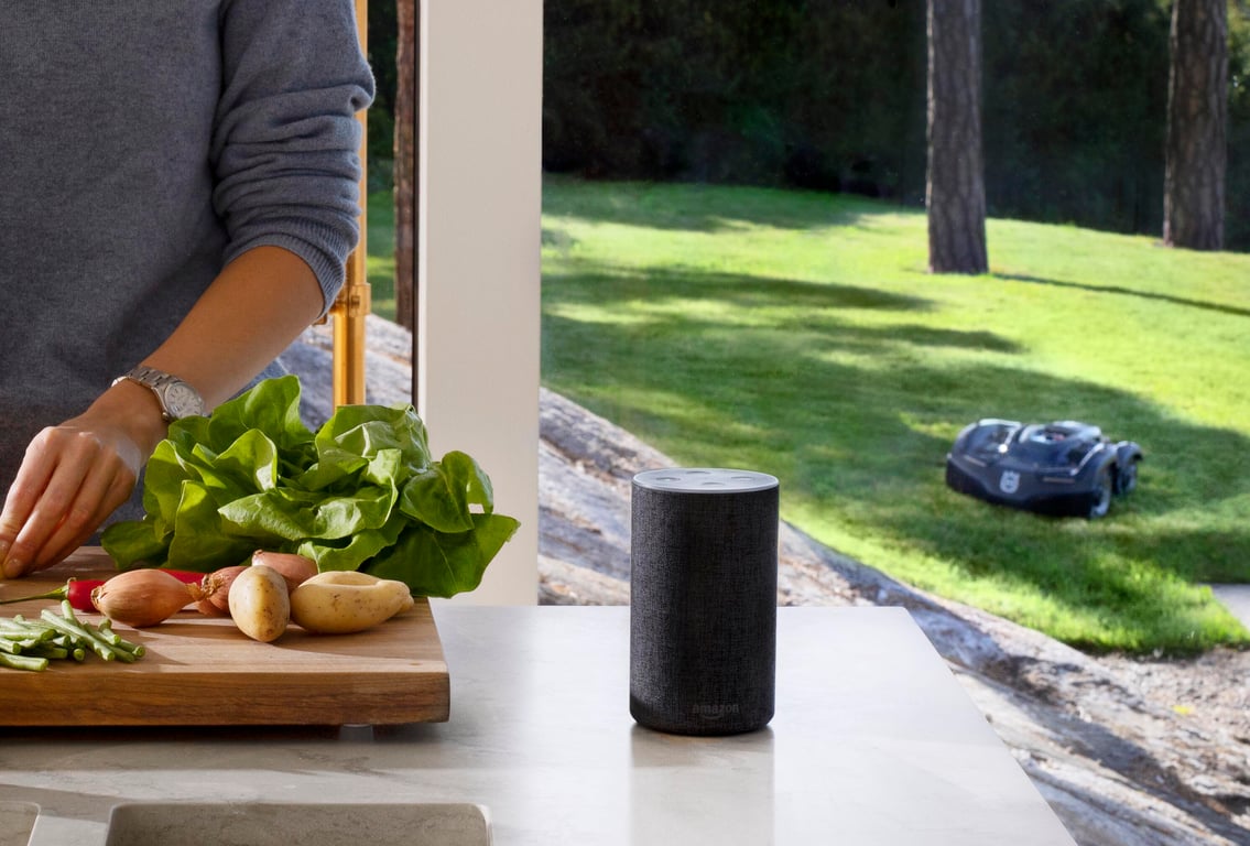 Je kompatibilní se službami Amazon Alexa, Google Home a IFTTT pro pohodlné hlasové ovládání a aktualizace stavu.