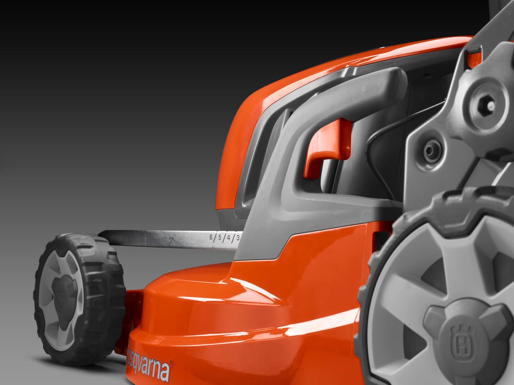 Snadné a rychlé nastavení výšky sečení trávy. Jedna páčka ovládá celé žací ústrojí.