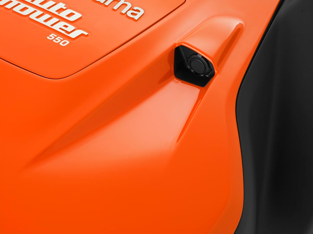 Vestavěné senzory zabraňují vážným kolizím sekačky s okolními objekty.