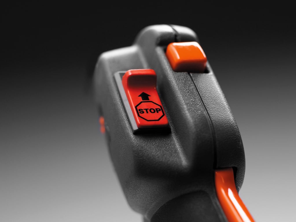 Vypínač se po použití automaticky nastaví do polohy ZAPNUTO pro usnadnění dalšího spuštění.