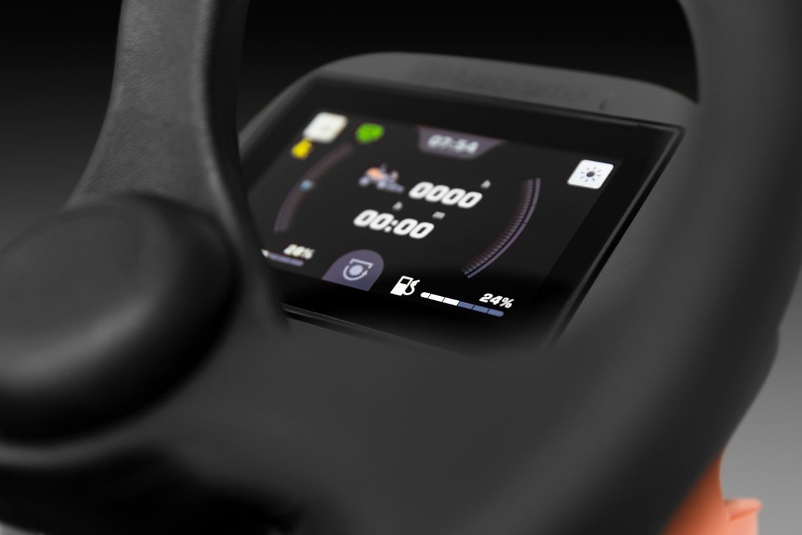 Elektronický ukazatel stavu paliva v nádrži, vestavěný výstražný systém při nízké hladině.