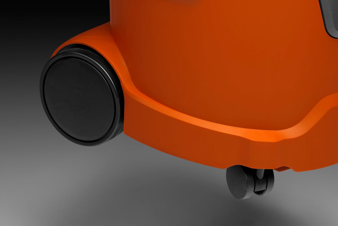 Díky velkým a robustním kolům je vysavač stabilní a kolečka s možností otáčení o 360° zajišťují vynikající ovladatelnost ve všech oblastech.