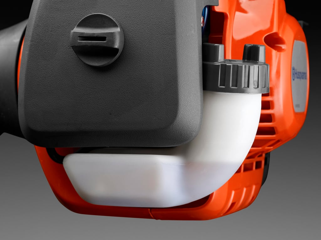 Průhledná palivová nádrž umožňuje snadnou kontrolu hladiny paliva.