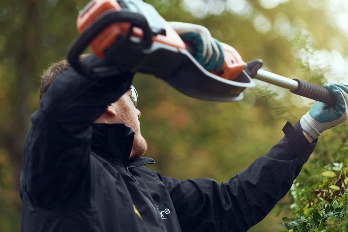 Nízká hladina hluku přispívá k příjemnějšímu pracovnímu prostředí a umožňuje pracovat déle i na rušných místech.