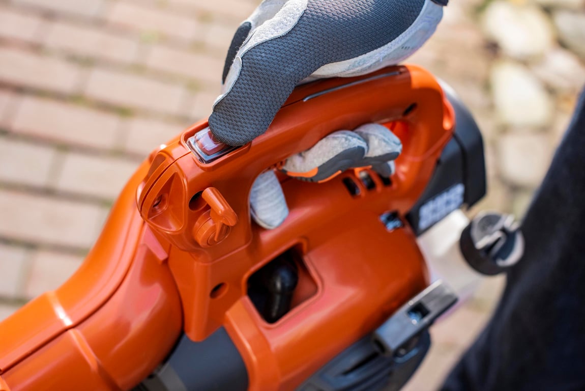 Stop switch automatically resets to ON so blower is ready for next use