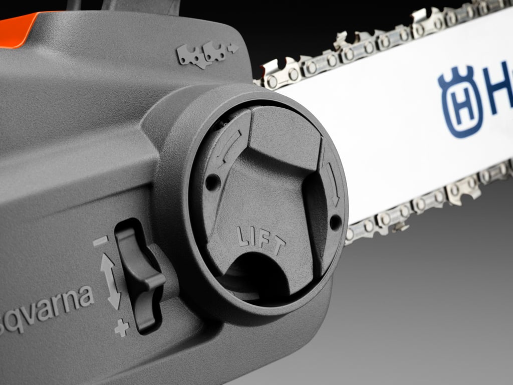 Rychlé a snadné napínání řetězu a montáž lišty a řetězu bez použití nářadí.