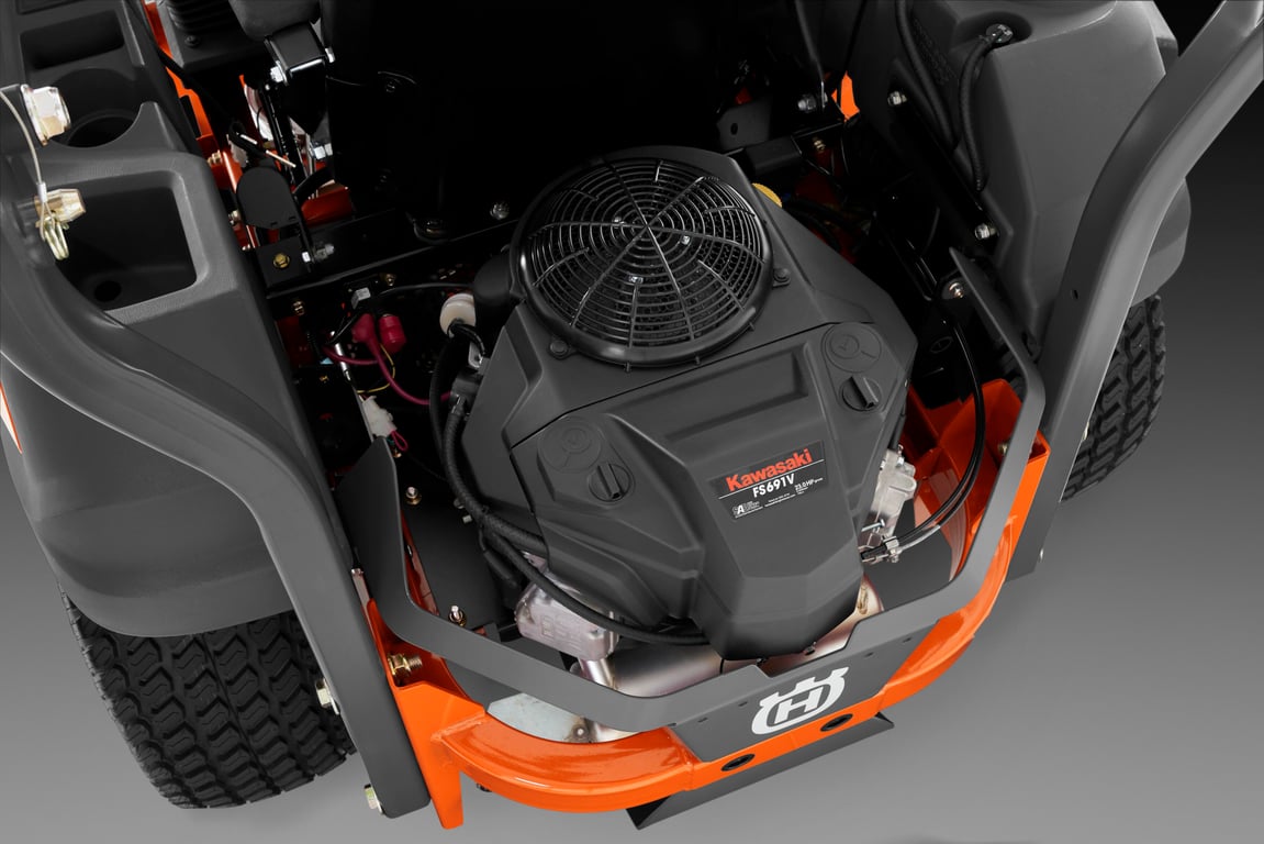 Prémiový motor Kawasaki poskytuje sílu a výkon potřebné pro celodenní údržbu trávníku.