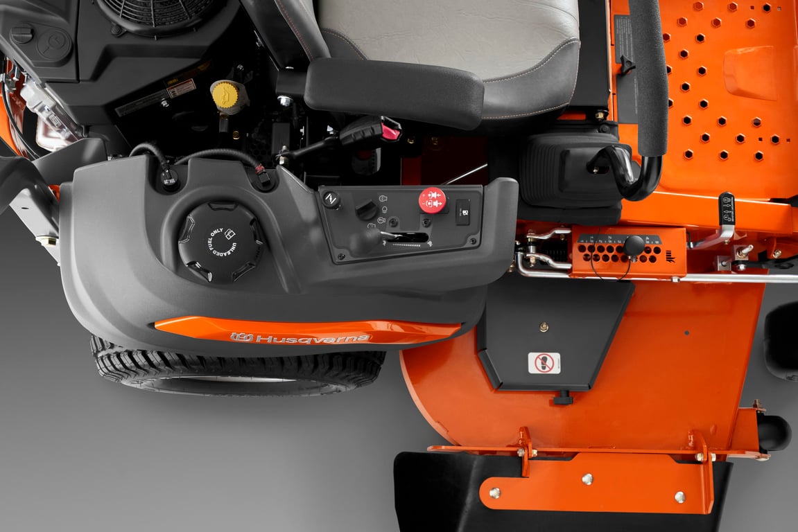 Ovládací prvky zaměřené na pohodlí uživatele umožňují snadný přístup ke všemu potřebnému k ovládání sekačky.