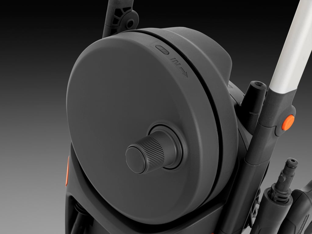 Buben na hadici s vodicí kladkou umožňuje snadné navíjení a praktické skladování hadice.