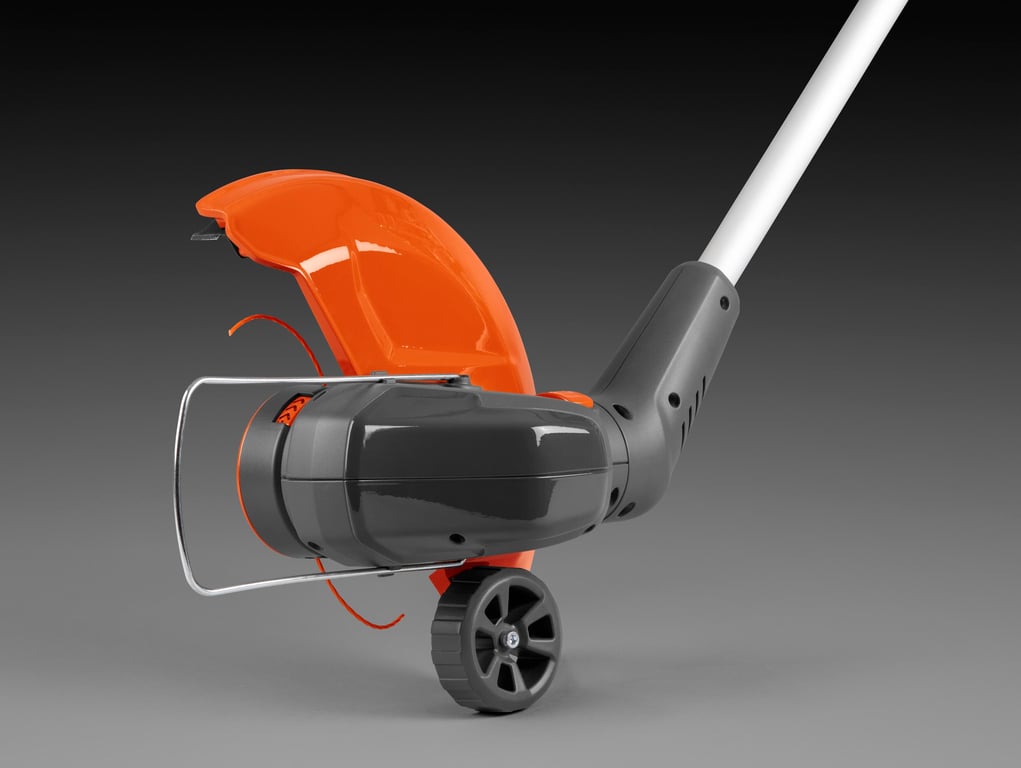 Otočením strunové hlavy můžete využít vodicí kolečko, se kterým bude sekání okrajů trávníku dokonalejší.