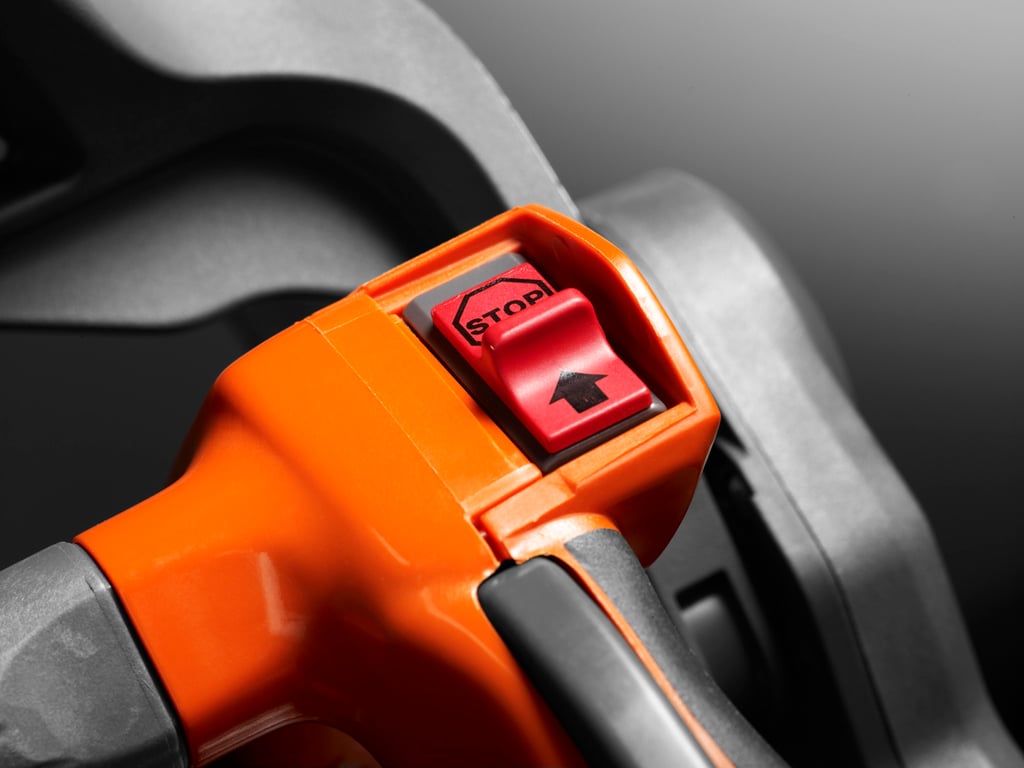 Vypínač se po použití automaticky nastaví do polohy ZAPNUTO pro usnadnění dalšího spuštění.