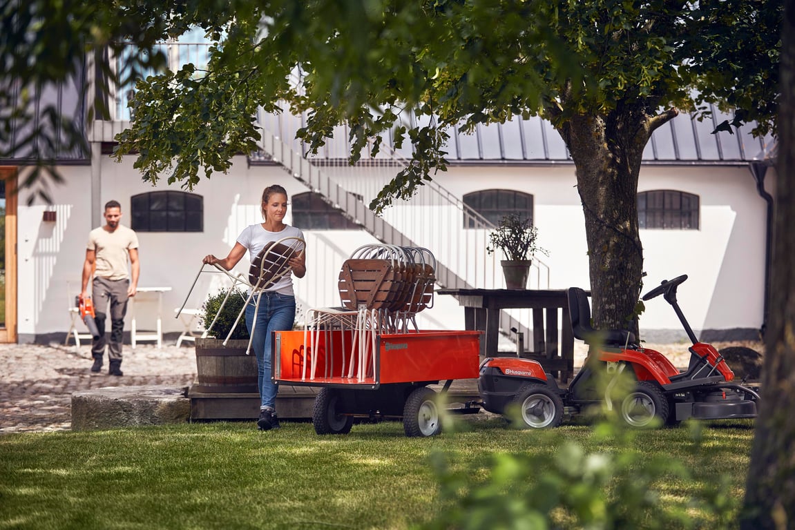 Akumulátorový rider má menší nároky na údržbu v porovnání s modely s benzínovým motorem.