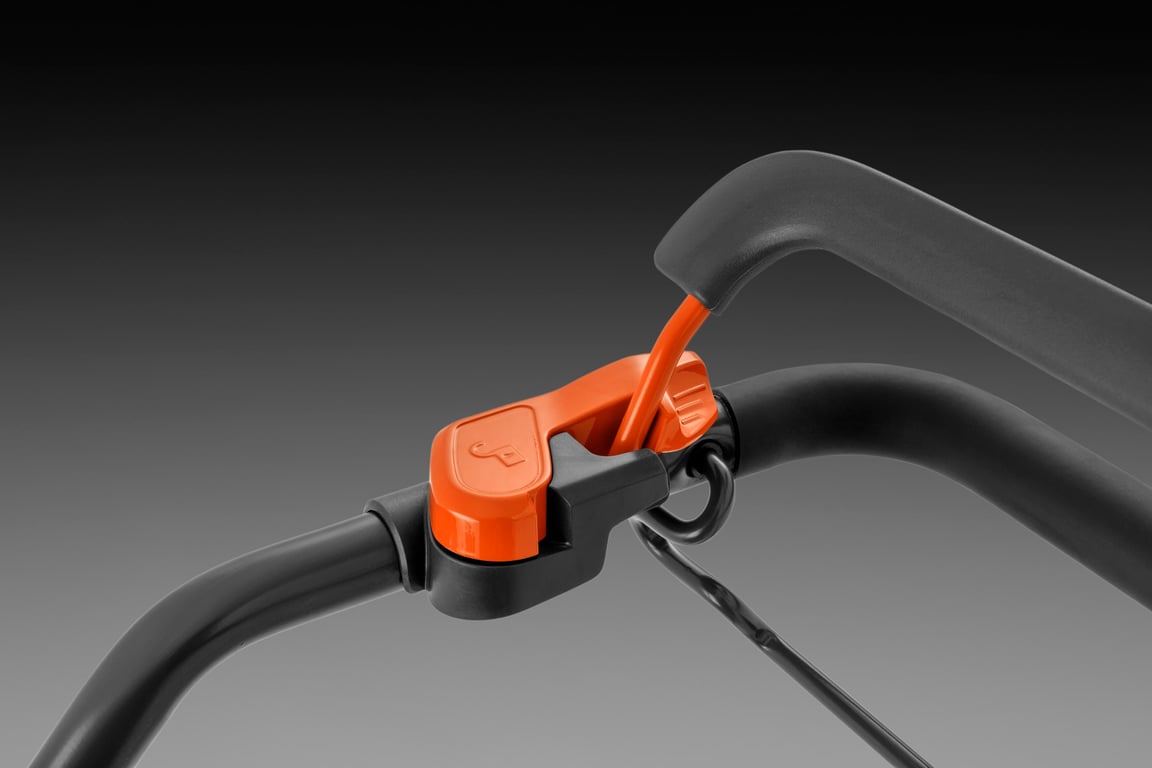 Ovládací páka přítomnosti obsluhy a její pojistka zajišťují snadné spuštění a zastavení bez rizika náhodného spuštění.