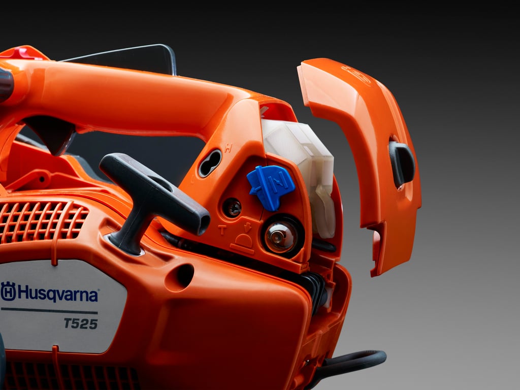 Snadné uvolnění krytu bez použití nářadí usnadňuje údržbu vzduchového filtru