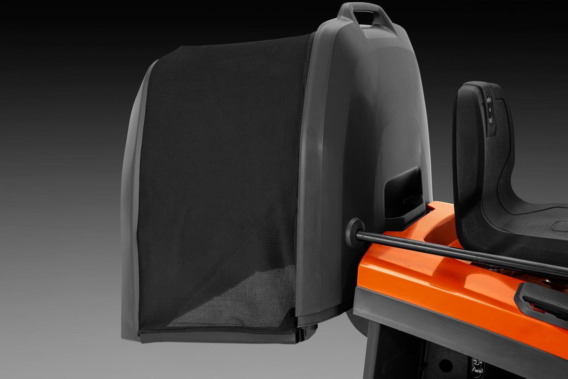 Velký sběrný koš shromažďuje posekanou trávu a ve výsledku zanechává čistý trávník.