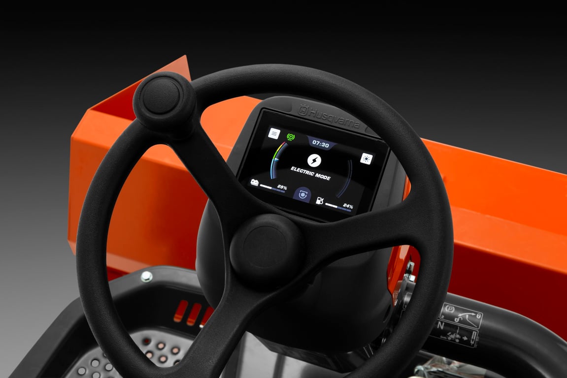 Elektrická hnací jednotka umožňuje obsluze přepravovat stroj téměř tiše nebo jej používat jako nosič nářadí v čistě elektrickém režimu bez výfukových plynů.