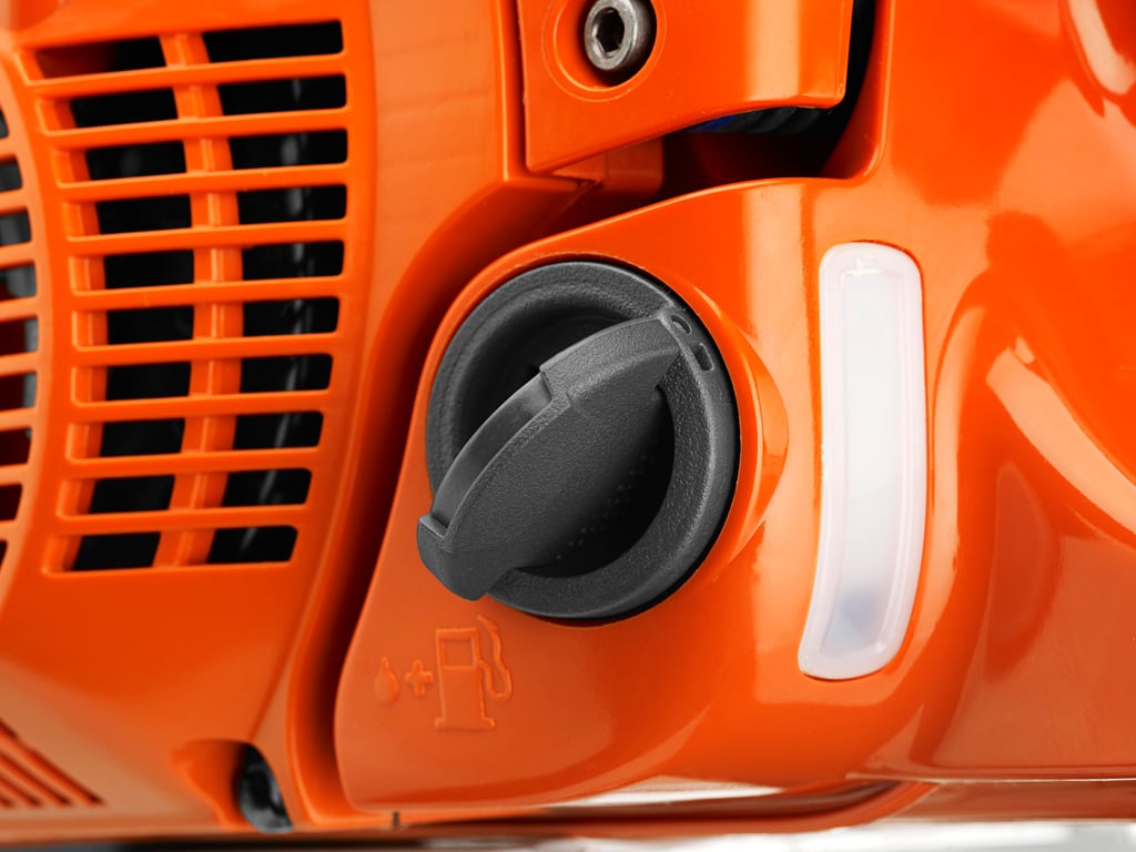 Výklopný uzávěr palivové nádrže se při doplňování paliva snadno otevírá a zavírá, i když máte na rukou silné rukavice.