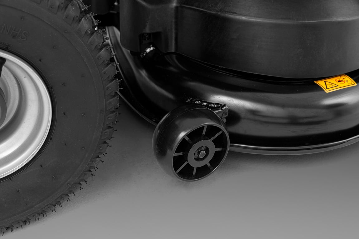 Žací ústrojí je vybaveno antiskalpovacími kolečky, která snižují riziko skalpování trávníku při sekání nerovných ploch.