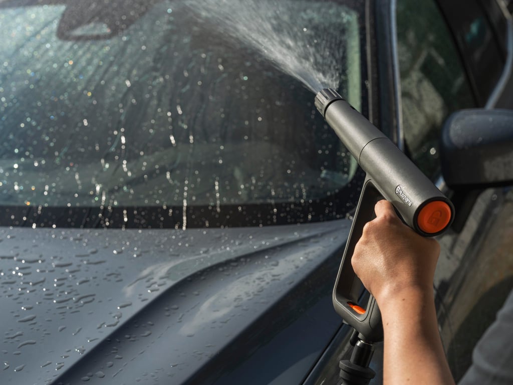 The stubby gun is set up by connecting the included low pressure nozzle for easy rinsing