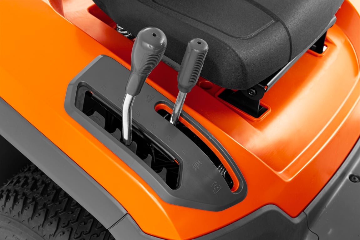 Snadno přístupné nastavení výšky sečení pro lepší ergonomii.