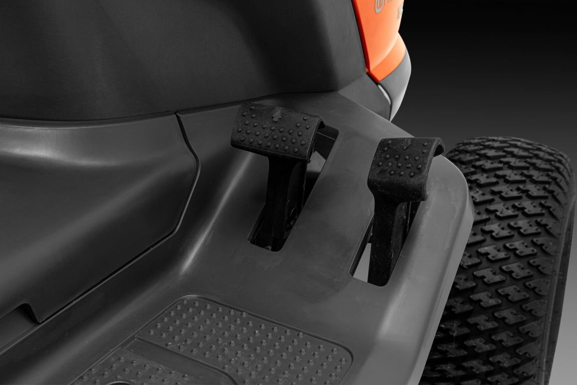 Snadné ovládání rychlosti a směru jízdy díky hydrostatické převodovce ovládané pedály.