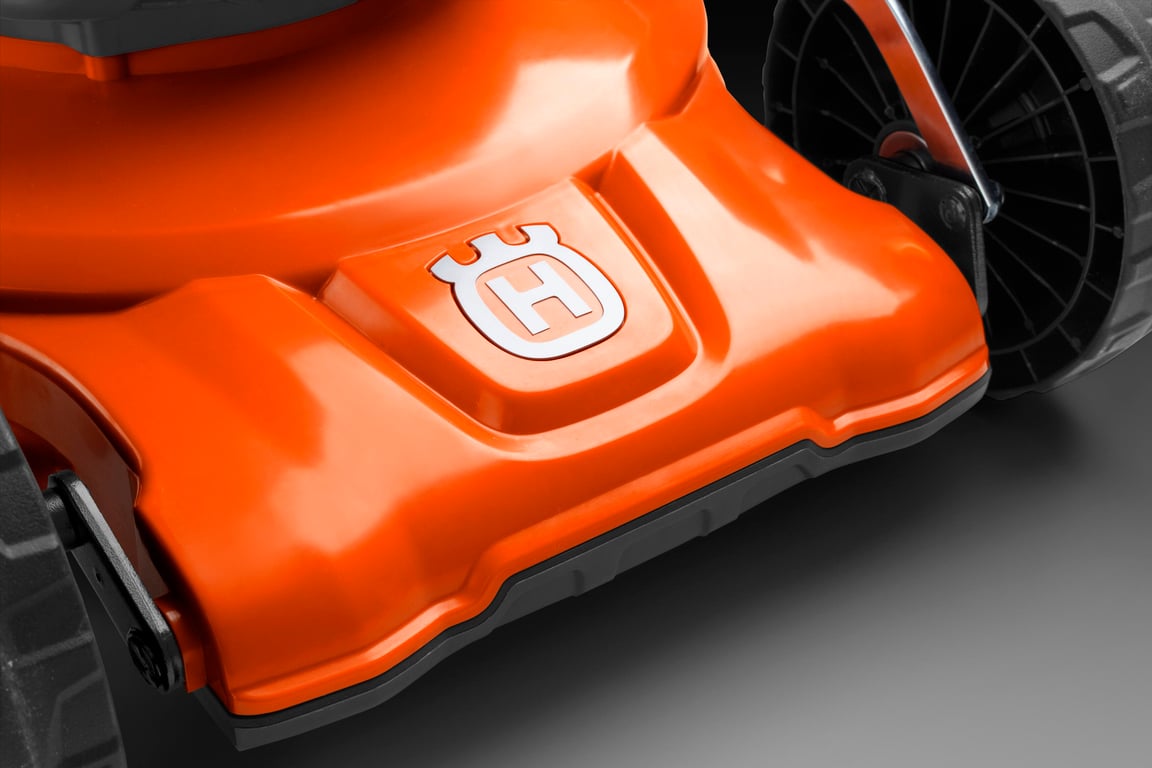 Zvedací rukojeť se snadným úchopem usnadňuje zvedání výrobku v úložných prostorech, v autě nebo při přenášení po schodech.