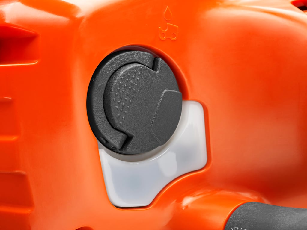 Doplňování oleje na mazání řetězu usnadňuje odklápěcí víčko nádrže, které se snadno drží a otevírá, a to i v rukavicích.