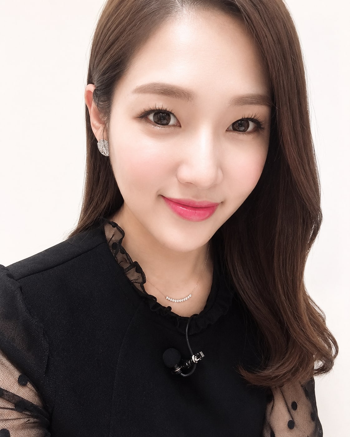 비기닝 아나운서 09/37 — 내추럴 미디엄 C컬 · 생기 있는 핑크 립으로 친근하고 단정한 인상을 연출했습니다.