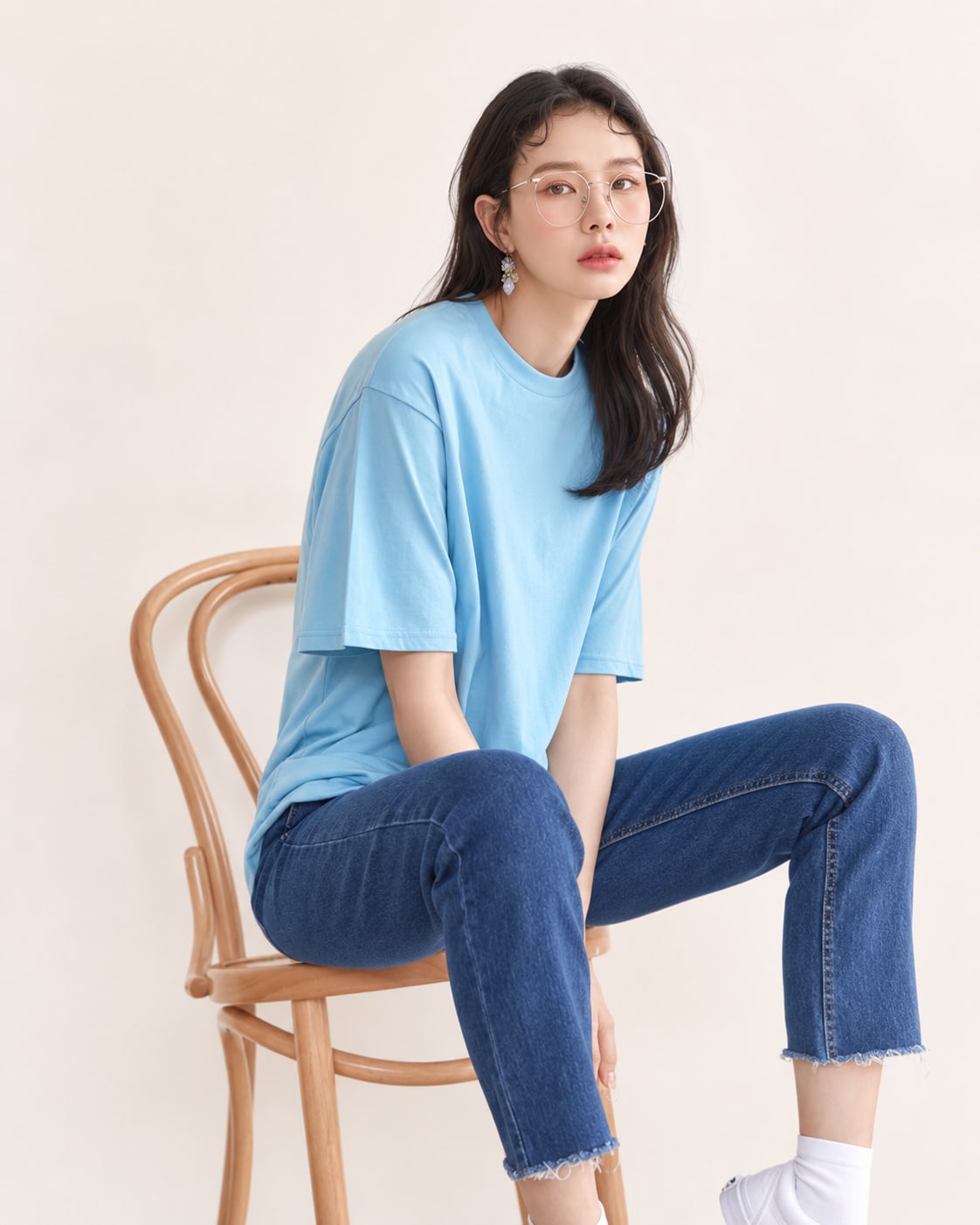 비기닝 아나운서 16/37 — 내추럴 롱 웨이브 · 과하지 않은 메이크업으로 편안하고 친근한 커뮤니케이션 이미지를 표현했습니다.
