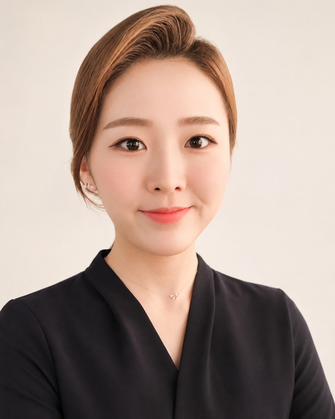 비기닝 아나운서 20/37 — 클린 로우번 · 깨끗한 피부와 은은한 코랄 립으로 단정하고 전문적인 인상을 완성했습니다.