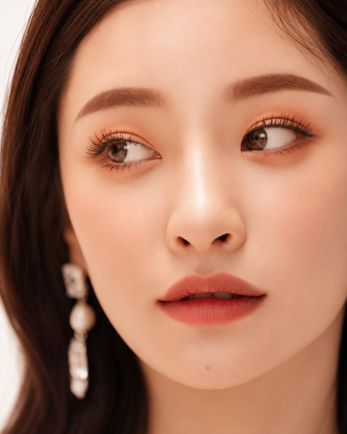 비기닝 에디토리얼 08/27 — 코랄 아이 메이크업과 촉촉한 피부 표현으로 생기 있는 클로즈업 뷰티 컷을 연출했습니다.