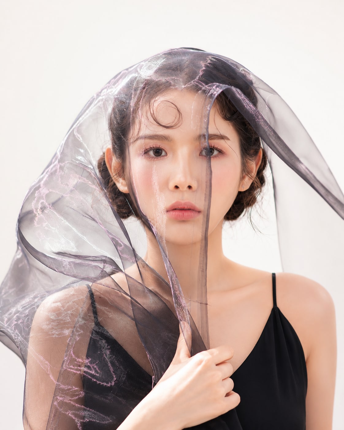 비기닝 에디토리얼 09/27 — 웨트 잔머리와 시어 패브릭 오브제로 신비롭고 실험적인 에디토리얼 무드를 표현했습니다.
